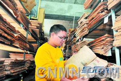 張立的報紙庫如同舊報資料室，這一“懷舊產(chǎn)業(yè)”為他淘來每月近萬元的收入。