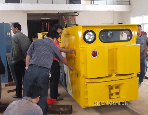 　　兩張加長型的大卡車9月21日中午緩緩駛?cè)胨傻V動力運輸車間新調(diào)車場，經(jīng)過工作人員卸載、安裝，松礦首次引進的兩輛20噸變頻調(diào)速電機車就此落戶1360平臺。隨著20噸變頻調(diào)速電機車的使用，將進一步推動松礦礦山裝備現(xiàn)代化和生產(chǎn)力自動化水平的提高，加快礦山生產(chǎn)由勞動密集型向技術(shù)密集型轉(zhuǎn)變。