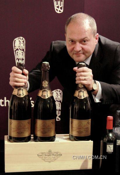 蘇富比亞洲區(qū)洋酒部主管樓柏禮(Robert Sleigh)及凱歌酒莊(Veuve Clicquot)直遞1921、1929及1947年珍罕歷史性年份香檳。