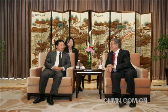 簽字儀式開(kāi)始之前，雙方還深入交流了戰(zhàn)略合作的意愿和方向。