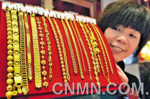 1月30日，山東聊城市一家大型商場(chǎng)金店的工作人員在展示黃金手鏈。