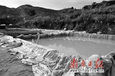 山間的洗礦池。