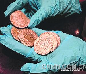 和“圣母號”一起在1804年沉入海底的金銀幣共有近60萬枚。（路透社）