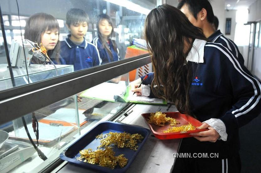 黃金原料的領(lǐng)料稱重。