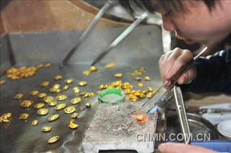 部分需要焊接、粘合的黃金飾品。