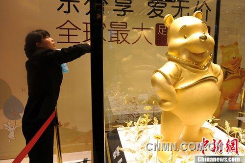 3月22日，成都春熙路某金店一只由16.8千克黃金打造的維尼熊吸引了眾多民眾眼球