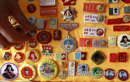 3月1日，房冠龍?jiān)谡故咀约菏詹氐?20多枚關(guān)于雷鋒的紀(jì)念章。