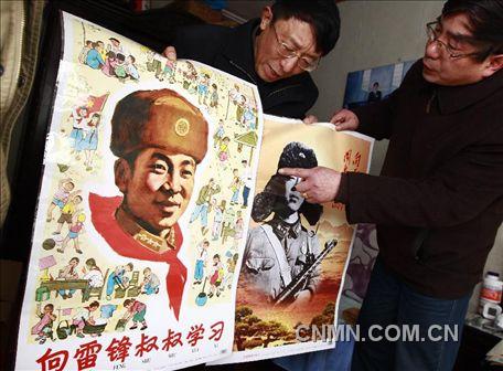 3月1日，房冠龍（左）向來訪的客人介紹自己最近添置的兩件藏品。