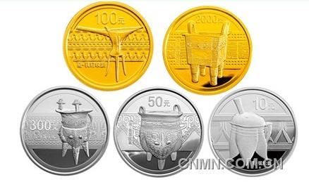 　　8月31日，中國人民銀行將發(fā)行中國青銅器金銀紀念幣(第一組)一套。該套紀念幣共5枚，其中金幣2枚、銀幣3枚，均為國家法定貨幣，由中國金幣總公司總經(jīng)銷。該紀念幣預計將于9月中旬亮相沈城。