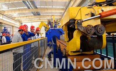 西北鋁特殊擠壓材項目帶料試車一次性成功（攝影：任靜偉）