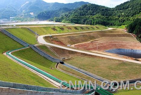 圖九：紫金山溶液池系統(tǒng)外邊坡（綠化及管溝、水路、電纜橋架建設(shè)）