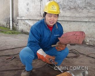 　　　　即將退休的丁仲榮仍堅守崗位，作為江銅集團一名普通電焊工，她在電焊崗位已經(jīng)工作了30多個年頭，曾被授予“全國先進女職工”、“全國三八紅旗手”等榮譽稱號。