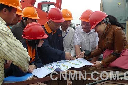 C.共同建設(shè)新興產(chǎn)業(yè)。陜西有色天宏公司女職工與專家一起參與建設(shè)多晶硅生產(chǎn)線。 (1)