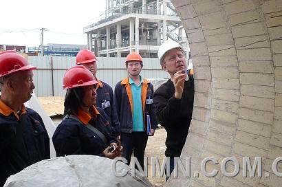 C.共同建設(shè)新興產(chǎn)業(yè)。陜西有色天宏公司女職工與專家一起參與建設(shè)多晶硅生產(chǎn)線。
