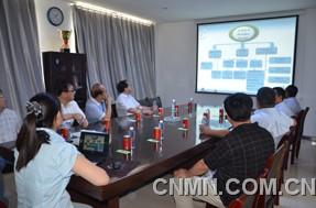 賈司長觀看關(guān)于宏博特公司的介紹并進(jìn)行洽談