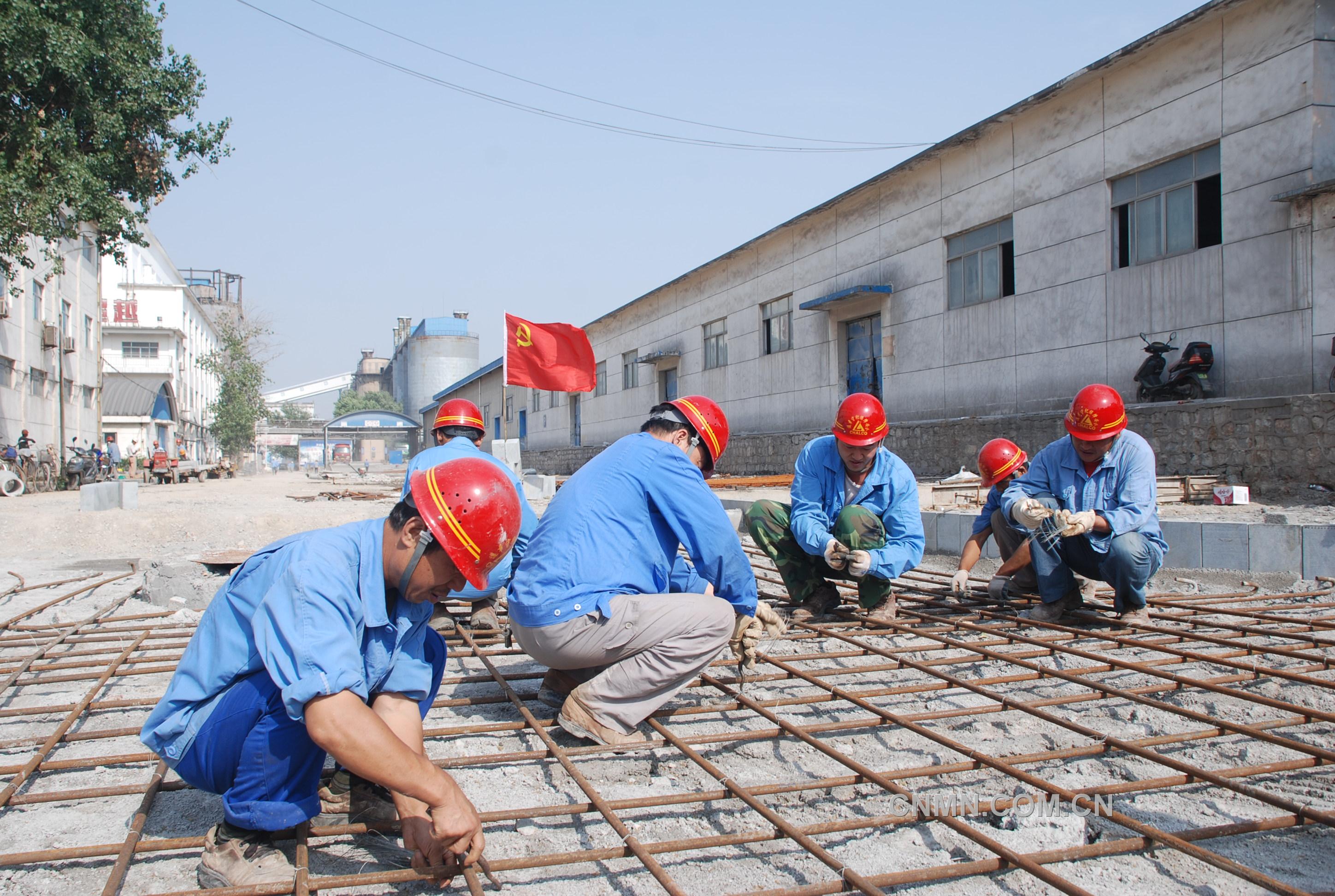 復(fù)件 中鋁山東分公司萬(wàn)成公司黨員綁扎道路鋼筋