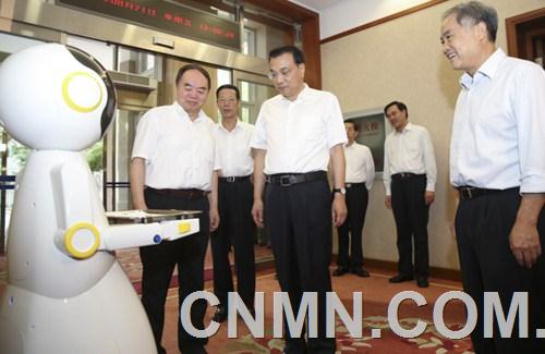 這位送餐小哥可不是什么勞模代表，而是一臺我國自主研發(fā)的智能送餐機器人。當(dāng)天下午，國務(wù)院第一次專題講座開講，主題是“先進制造與3D打印”。和機器人一同出現(xiàn)在中南海的還有由3D打印技術(shù)制造的航天部件、醫(yī)療器械等。