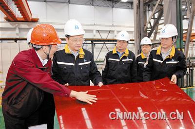中鋁公司董事長、黨組書記葛紅林在西南鋁考察汽車用鋁板項目。
