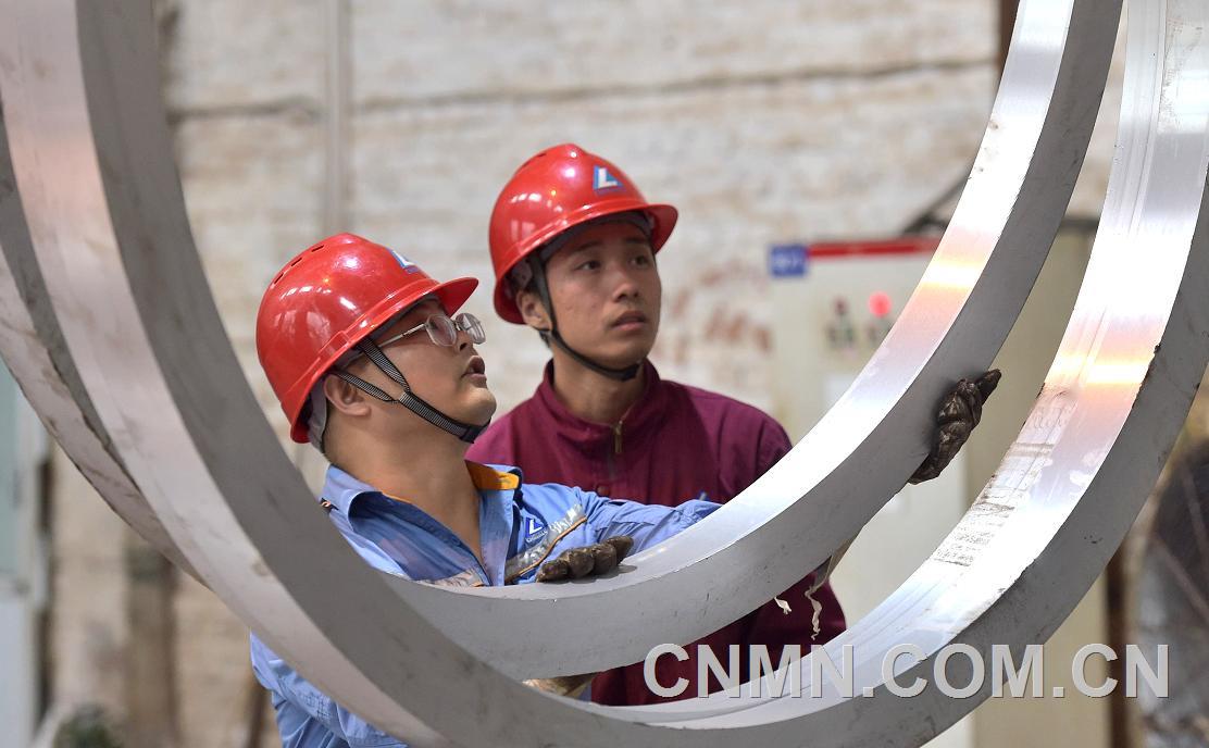 圖為中鋁西南鋁員工在細(xì)心檢查鋁合金鍛件加工精度。李影攝