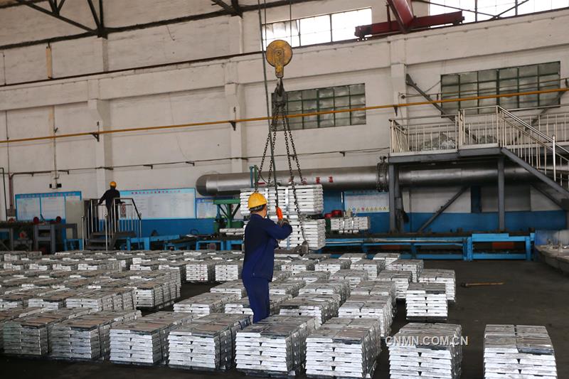 葫蘆島有色金屬集團有限公司鉛鋅冶煉廠傳來捷報——葫鋅牌低鐵鋅生產(chǎn)實現(xiàn)新突破，截至日前，低鐵鋅生產(chǎn)累計完成430噸，實現(xiàn)了批量化生產(chǎn)，為葫鋅品牌注入了鮮活動力。