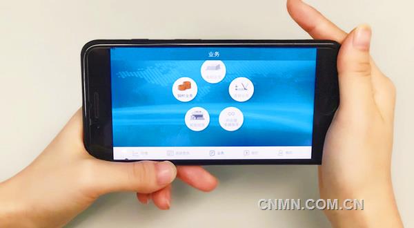江銅南方公司自主研發(fā)的有色在線APP自今年6月中旬成功登陸蘋果APP STORE和安卓端各大應(yīng)用商城后運行良好。截至10月20日，平臺上已經(jīng)有40余家銅桿企業(yè)用戶，作價記錄245條，發(fā)貨記錄80余條。