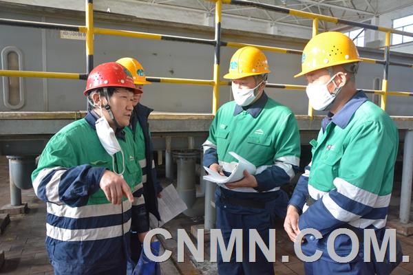 為進一步加強金川集團銅與貴金屬有限公司安全生產(chǎn)工作，有效防范和堅決遏制安全生產(chǎn)事故發(fā)生。近日，銅貴公司領導帶隊分組對貴金屬冶煉分廠和各車間開展了綜合性安全、職業(yè)衛(wèi)生健康檢查工作。
