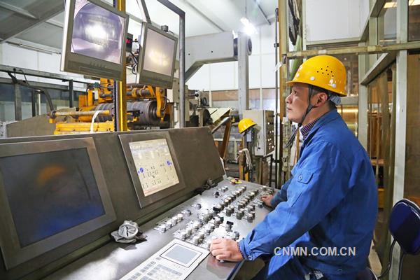 今年以來(lái)，銅陵有色金威銅業(yè)公司積極通過(guò)技術(shù)改進(jìn)，使板帶分廠薄剪機(jī)組剪切的成品單卷卷徑取得重大突破，卷徑由1200毫米擴(kuò)大至1340毫米。這對(duì)該公司進(jìn)一步降低包裝成本、提高產(chǎn)品成品率和競(jìng)爭(zhēng)力具有重要意義。圖為銅陵有色金威銅業(yè)公司板帶分廠職工在薄剪機(jī)組前操控作業(yè)。