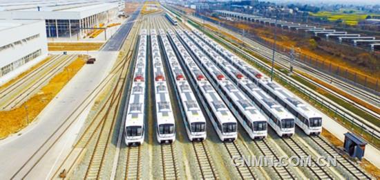 “成都造”A型鋁合金地鐵列車 整齊排列 整裝待發(fā)