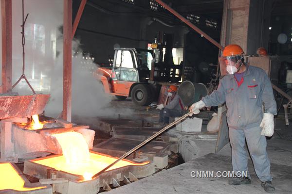 進(jìn)入10月份以來(lái)，張家港聯(lián)合銅業(yè)有限公司大力開(kāi)展勞動(dòng)競(jìng)賽，不斷優(yōu)化工藝技術(shù)和經(jīng)濟(jì)技術(shù)指標(biāo)。其中，1號(hào)220噸固定式銅精煉爐連續(xù)生產(chǎn)136爐次，累計(jì)產(chǎn)銅30562.59噸，單爐產(chǎn)量達(dá)224.765噸，不僅創(chuàng)該公司1996年建廠以來(lái)最好水平，在同行業(yè)也處于領(lǐng)先水平。圖為該公司員工進(jìn)行陽(yáng)極銅澆鑄作業(yè)。
