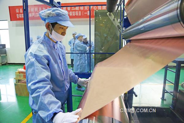 2017年12月30日上午，銅基電子材料及加工技術(shù)安徽省工程研究中心揭牌暨年產(chǎn)2萬噸高精度儲(chǔ)能用超薄電子銅箔項(xiàng)目（一期）投產(chǎn)儀式在安徽銅冠銅箔有限公司銅陵生產(chǎn)基地舉行。