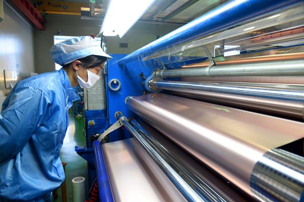 2月16日，大年初一，銅冠銅箔公司鋰電箔工場的生箔車間還和往常一樣，27臺生箔機(jī)上，一卷卷金光閃閃的銅箔正在不停轉(zhuǎn)出……如果不是車間的板報(bào)上寫著迎春祝福，都會讓人忘記了這是春節(jié)。生箔工段工段長韓永強(qiáng)向筆者介紹說，該車間目前的訂單已經(jīng)排到了3月份，為保證春節(jié)期間的正常出貨，節(jié)日期間，車間正常生產(chǎn)，每個班組每天只能調(diào)休一名員工，來確保任務(wù)完成。