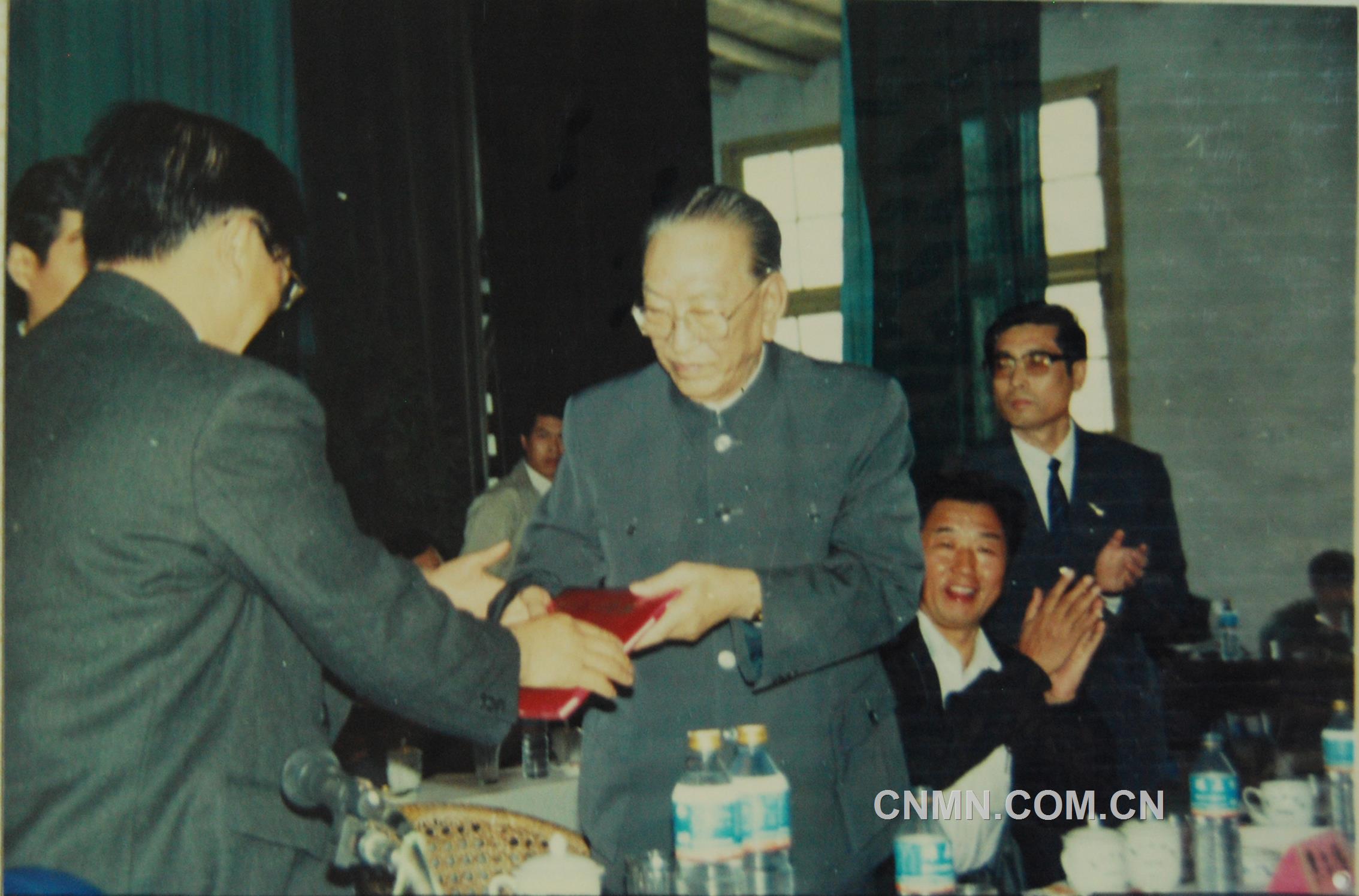 1991年10月，耿飚回到闊別65年的水口山，欣然接受“水口山功勛礦工”榮譽稱號。