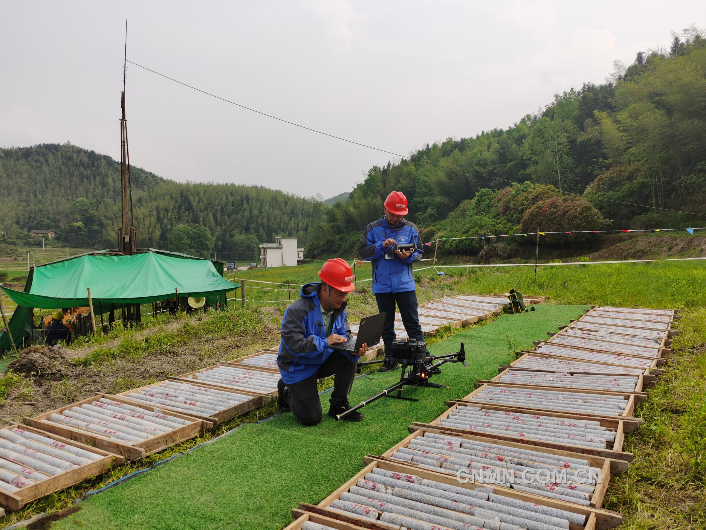 江西地質(zhì)-物化探大隊(duì)隊(duì)員正在開展低空無(wú)人機(jī)航磁作業(yè)。