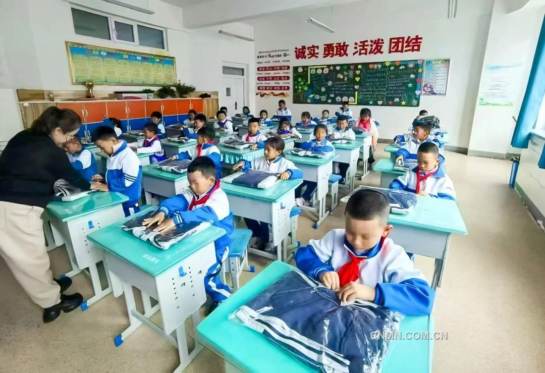 中鋁集團(tuán)向青海省海晏縣捐贈430套全鋁課桌椅