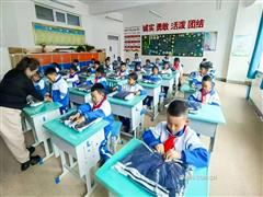 中鋁集團(tuán)向青海省海晏縣捐贈430套全鋁課桌椅